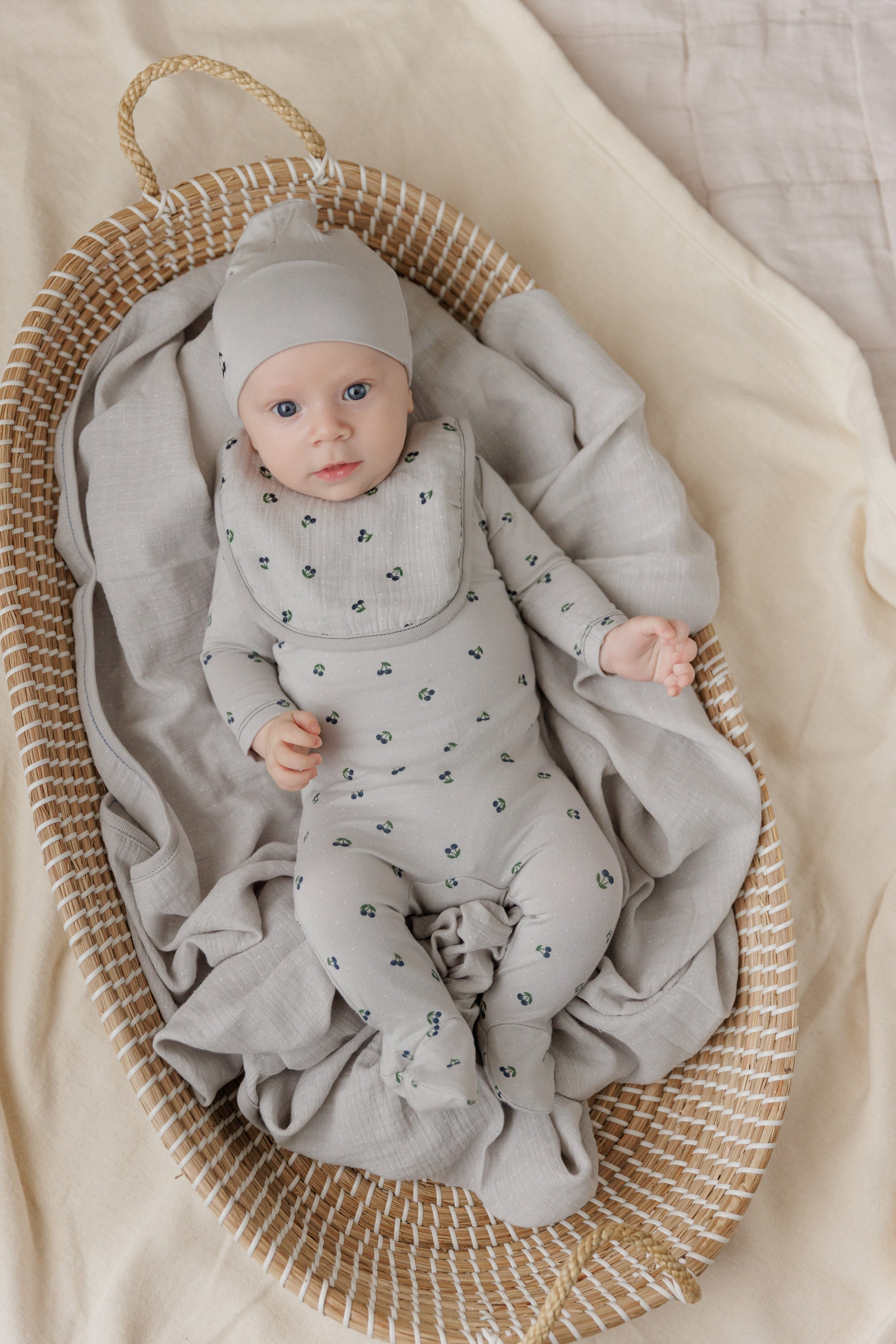 giftable baby bib set